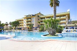 04 hotel village paradise piscina